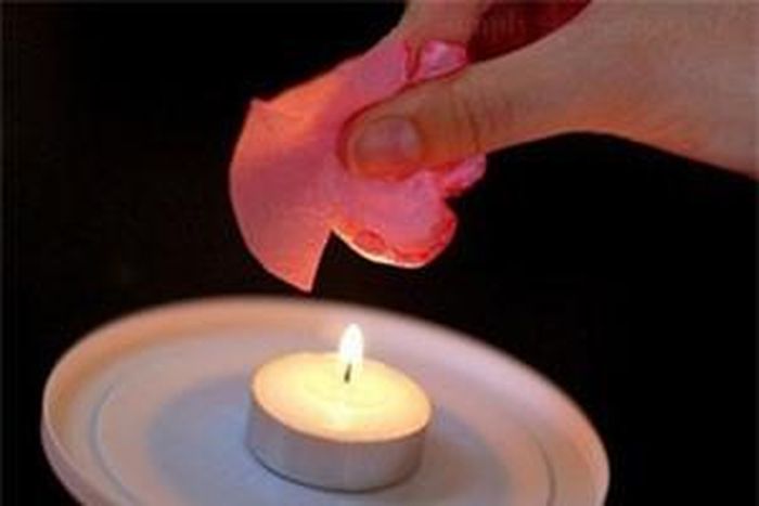 Sau đó, nhẹ nhàng hơ vải trên lửa đến khi những cánh hoa nóng chảy vừa đủ và cong tròn vào bên trong.