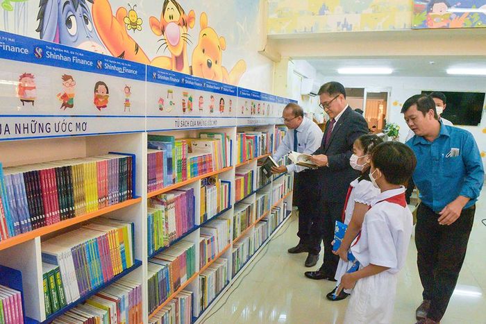 Tặng “Tủ sách của những ước mơ” cho Thư viện tỉnh An Giang. Ảnh: THANH HÙNG
