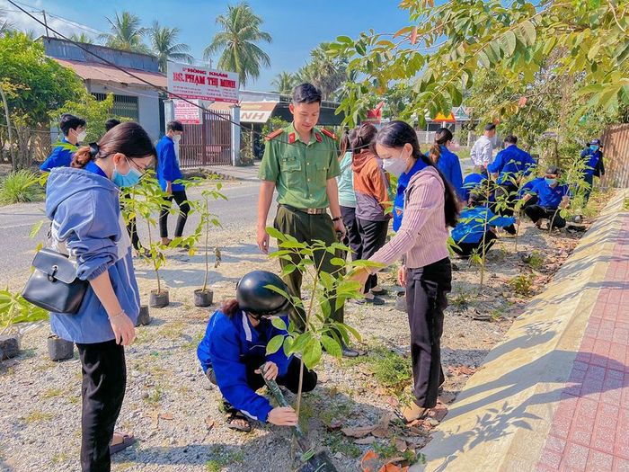 Trồng cây xanh bảo vệ môi trường. Ảnh: TRUNG HIẾU