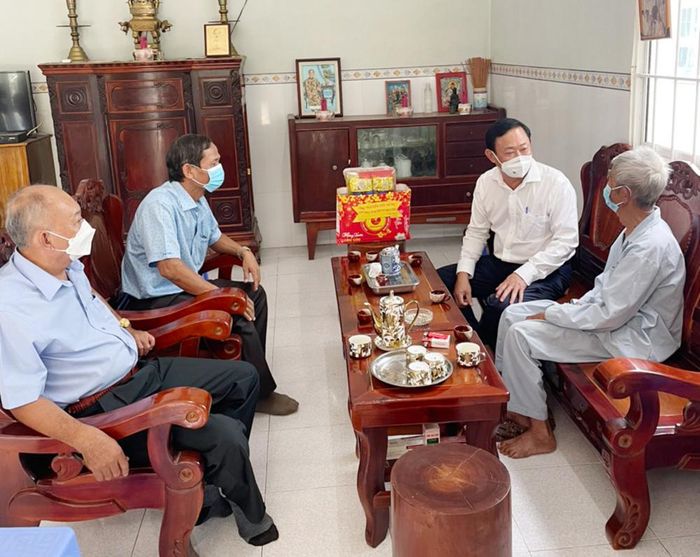 Thăm hỏi gia đình chính sách. Ảnh: NGÔ CHUẨN