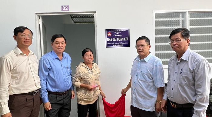 Trao nhà Đại đoàn kết cho hộ nghèo. Ảnh: TIẾN HƯNG