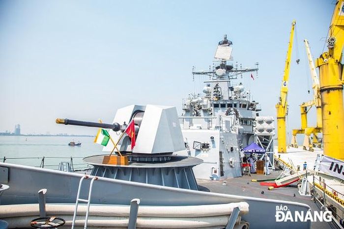 INS Satpura (F48) là tàu tên lửa dẫn đường có tính năng tàng hình thuộc lớp Shivalik. Con tàu có trọng tải choán nước tối đa đến 6.800 tấn, dài 142m, tốc độ tối đa gần 60km/h. Tàu nhập biên chế Bộ tư lệnh Hải quân phía Đông vào năm 2011 với thủy thủ đoàn 257 người. INS Shivalik được trang bị vũ khí của Nga, Ấn Độ và phương Tây. Bao gồm: súng hải quân 76mm Otobreda, tên lửa hành trình Klub và tên lửa chống hạm siêu âm BrahMos, tên lửa phòng không Shtil-1, tên lửa chống tàu ngầm RBU-6000 và ngư lôi DTA-53-956.