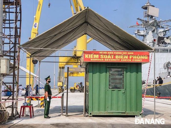 Lực lượng Bộ đội Biên phòng thành phố kiểm tra chặt chẽ lối ra vào cửa.