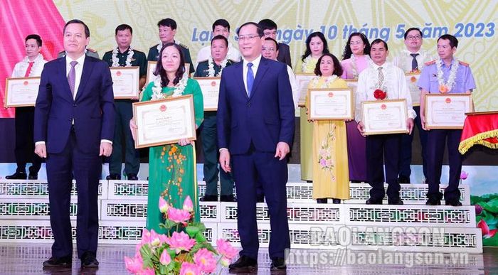 Các tập thể, cá nhân có thành tích xuất sắc trong học và làm theo Bác được nhận Bằng khen của Chủ tịch UBND tỉnh