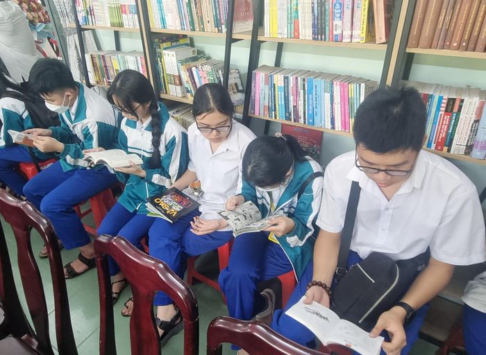 Các em học sinh rất hứng thú khi đến với phòng đọc “Khát vọng hòa bình” tại 26 Trần Hưng Đạo, TP. Đông Hà - Ảnh: N.T