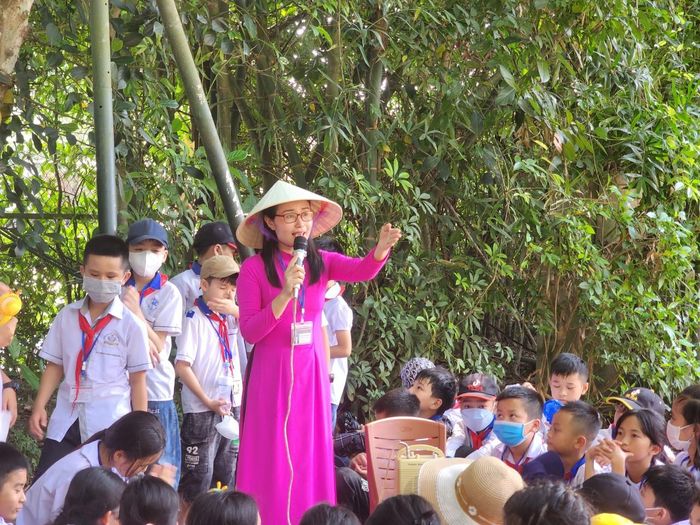 Những người thuyết minh viên được mệnh danh là "những người giữ lửa cho cội nguồn" để truyền lại cho thế hệ sau này. Ảnh: Tuấn Quỳnh