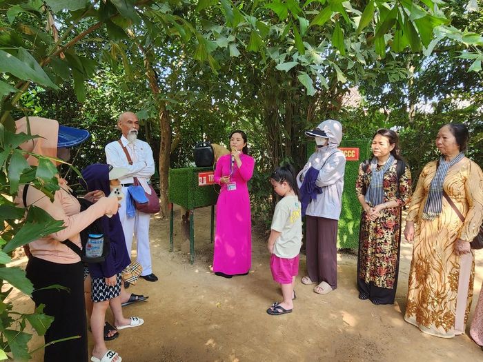 Chị Lương Thị Định thuyết minh viên đang kể chuyện về Bác, người mà triệu triệu người dân Việt Nam và bạn bè quốc tế luôn dành những tình cảm cao quý và kính trọng. Ảnh: Tuấn Quỳnh