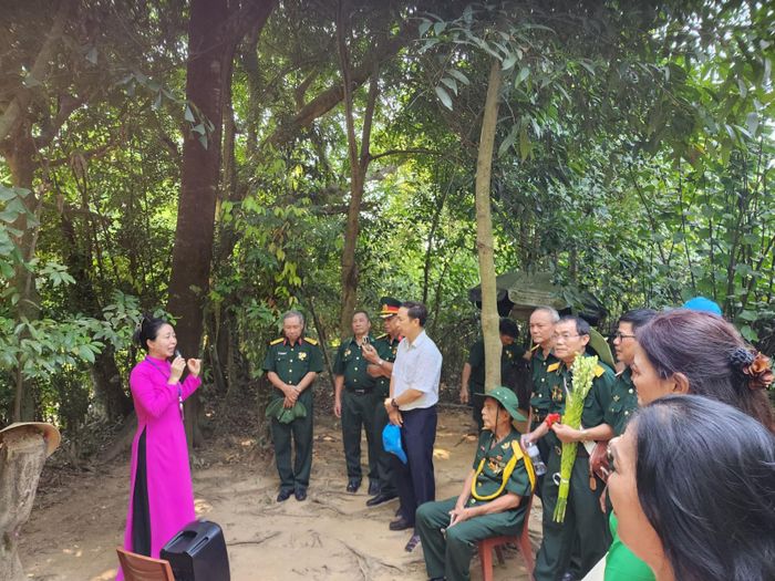 Đến đây, du khách sẽ được đắm mình trong không gian văn hóa của một miền quê hiền hòa, mộc mạc với những lũy tre xanh, thấp thoáng những mái nhà tranh đơn sơ và lắng nghe những câu chuyện cảm động về Bác. Ảnh: Tuấn Quỳnh