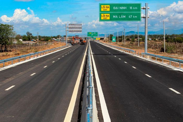 Đoạn cao tốc Vĩnh Hảo - Phan Thiết có chiều dài 100,8 km, đi qua các huyện Tuy Phong, Bắc Bình, Hàm Thuận Bắc, Hàm Thuận Nam thuộc tỉnh Bình Thuận.