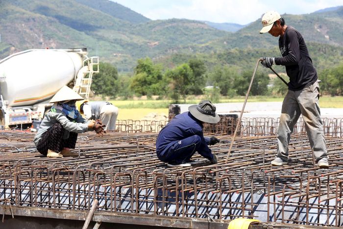 Dự án có 31 cầu trên tuyến chính, 20 cầu vượt trực thông, một cầu trên tuyến kết nối đường cao tốc với quốc lộ 1 và 5 cầu vượt nút giao liên thông.