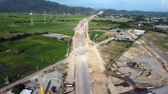 Cao tốc Vĩnh Hảo - Phan Thiết thuộc dự án cao tốc Bắc - Nam, là một trong 26 dự án giao thông trọng điểm do Bộ Giao thông - Vận tải triển khai, được khởi công xây dựng vào ngày 30-9-2020.