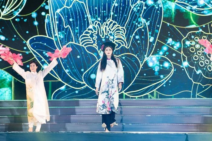 Thiên Ân tiếp tục trình diễn sau khi vấp ngã.