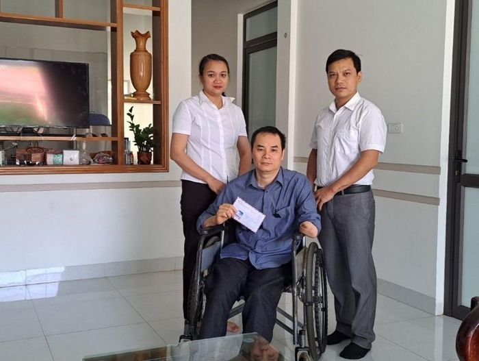 Đại diện Ban Giám hiệu cùng Công đoàn trường TH&amp;THCS xã Chiềng Chăn đến thăm và động viên gia đình thầy Phú.