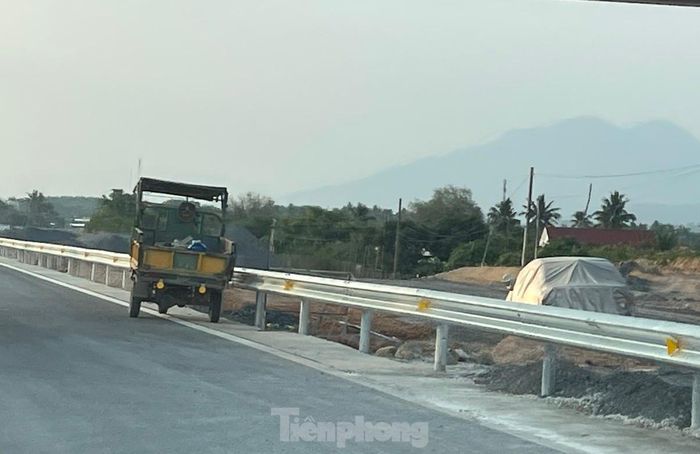  Nhiều phương tiện giao thông đỗ không đúng quy định trên cao tốc. Ảnh: L.H. 
