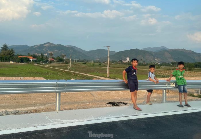  Trẻ em chơi đùa bên cao tốc rất nguy hiểm. Ảnh: L.H. 