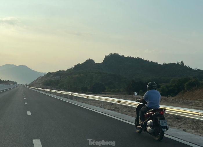  Nhiều người dân chạy xe máy ào ào trên cao tốc bất chấp nguy hiểm. Ảnh: L.H. 