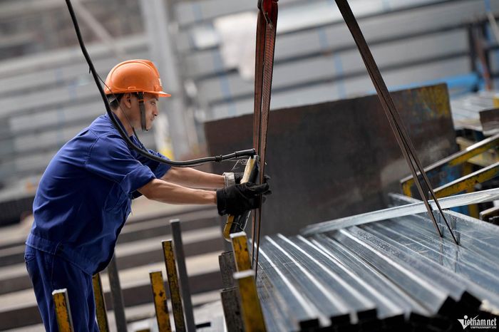 Giá thép giảm lần thứ 6 liên tiếp. (Ảnh: Hoàng Hà)