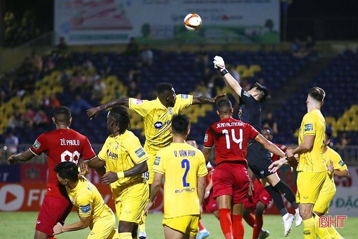 Hà Tĩnh chia điểm tiếc nuối trên sân Vinh.