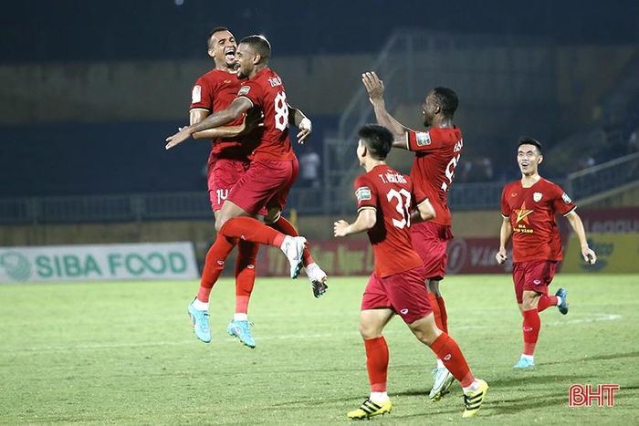 Các cầu thủ Hồng Lĩnh Hà Tĩnh ăn mừng bàn thắng.