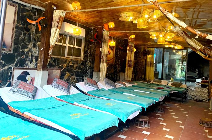 Dịch vụ ngâm chân thuốc lá và massage thuốc lá tại cơ sở du lịch của chị Vân