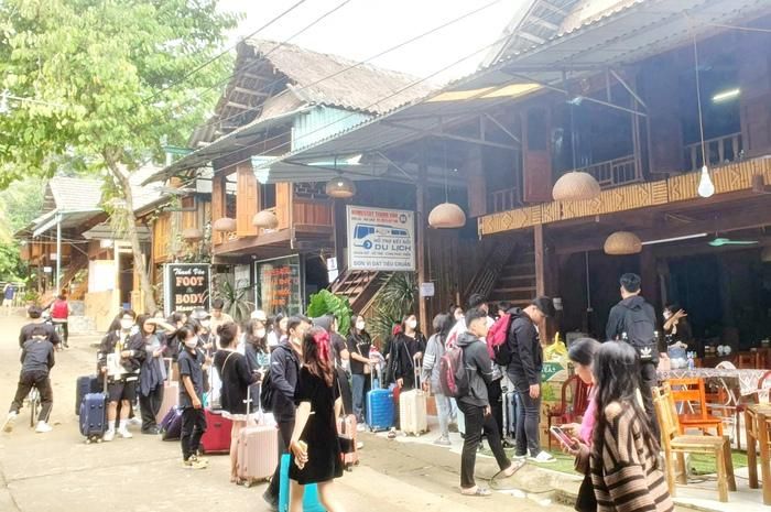 Du khách đến bản Lác rất thích thú với những sản phẩm du lịch phong phú tại đây