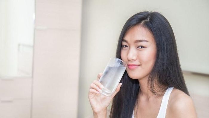 Uống nước giúp giảm cảm giác thèm ăn, hỗ trợ giảm cân, giữ dáng, làm đẹp da.