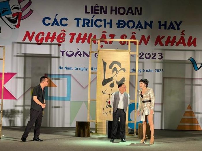 NSND Tiến Đạt, NSND Thu Hà, NSND Trung Hiếu góp mặt trong trích đoạn kịch nói "Cát bụi" chào mừng liên hoan của nhà hát Kịch Hà Nội