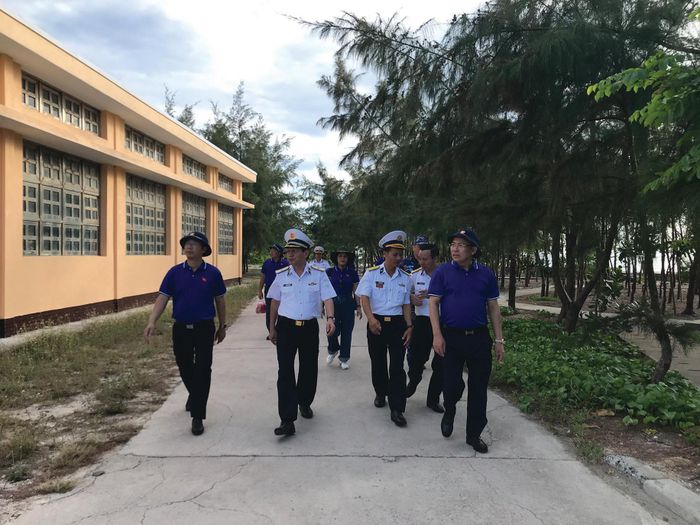 Đoàn công tác đi thăm đảo Đá Tây.