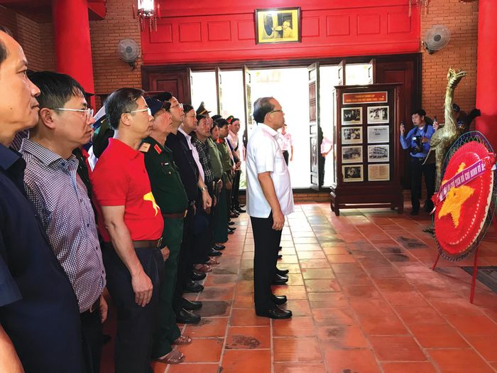 Đoàn công tác dâng hương tại Nhà tưởng niệm Bác Hồ trên đảo Trường Sa.
