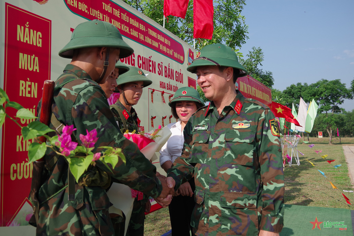 Đại tá Nguyễn Thanh Hùng, Chính ủy Sư đoàn 968 tặng hoa cho chiến sĩ bắn giỏi. 