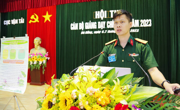  Thượng úy Nguyễn Đình Thái An, Chính trị viên Đại đội 60, Tiểu đoàn 410, Lữ đoàn 683 thực hiện phần thi thực hành bài giảng.