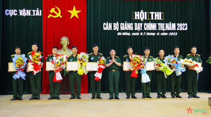  Trong số các thí sinh đoạt giải hội thi, có nhiều đồng chí là sĩ quan có tuổi đời còn rất trẻ. 