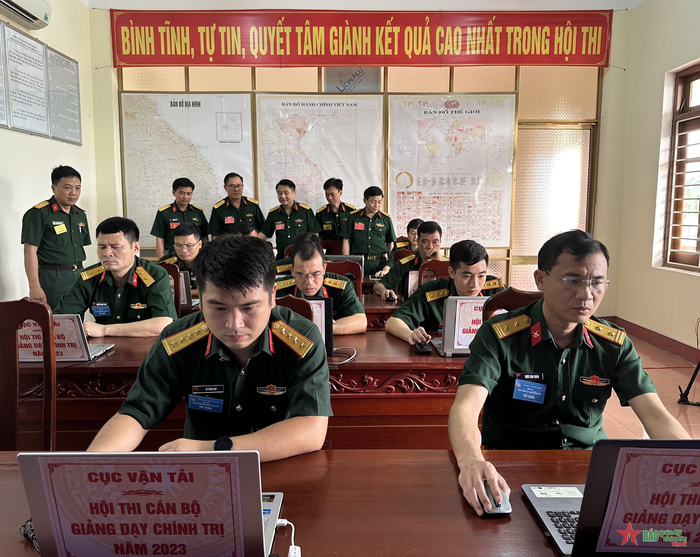 Các thí sinh tham gia phần thi kiến thức theo hình thức trắc nghiệm trên máy. 