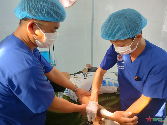 Bác sĩ quân y tại Bệnh xá Song Tử Tây điều trị cho ngư dân hành nghề trên vùng biển Trường Sa. 