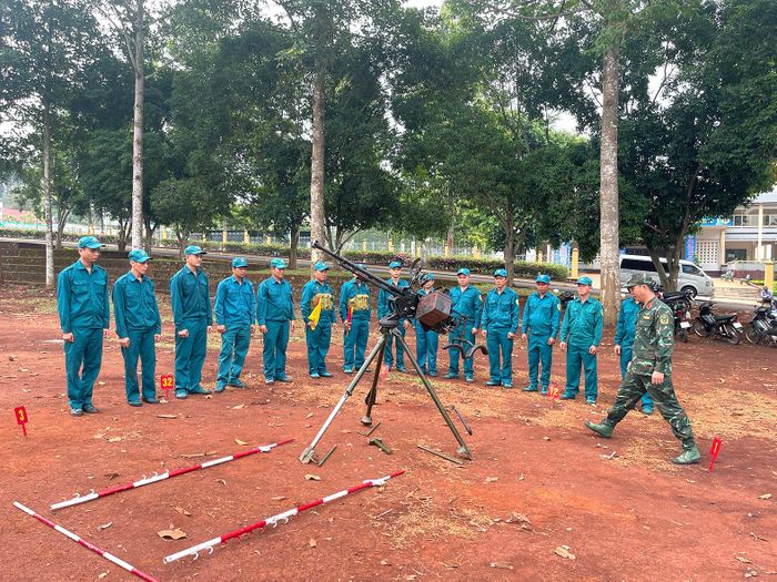 Ban Chỉ huy Quân sự huyện Lộc Ninh huấn luyện lực lượng dân quân tự vệ Công ty Cao su Lộc Ninh sử dụng súng phòng không
