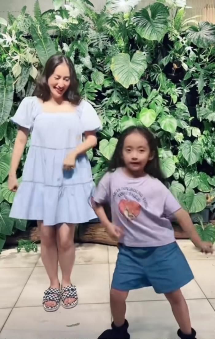 Khánh Thi nở nụ cười đầy hạnh phúc khi ngắm nhìn những bước nhảy của con gái Anna