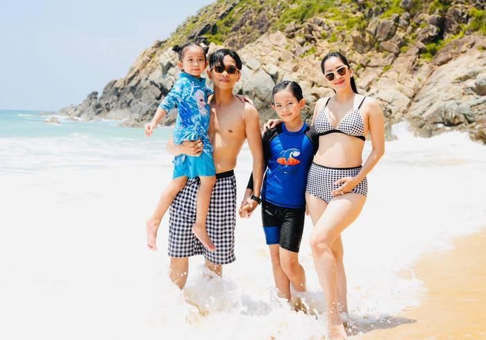 Bên cạnh thời gian dành cho công việc, Khánh Thi và Phan Hiển đặc biệt quan tâm, chăm sóc hai con