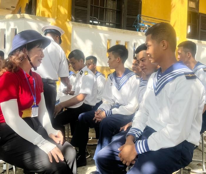 Chủ tịch Hội LHPN tỉnh Quảng Trị Trần Thị Thanh Hà trò chuyện với các chiến sĩ trên đảo Song Tử Tây