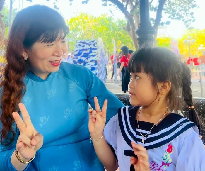 Trò chuyện với cháu bé trên đảo Trường Sa