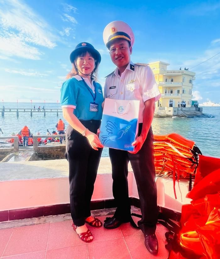 Tặng quà cán bộ đảo Đá Tây B
