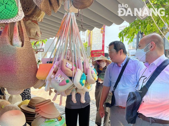 Các sản phẩm thủ công, may đan được nhiều du khách lựa chọn, mua sắm. Ảnh: T.PHƯƠNG