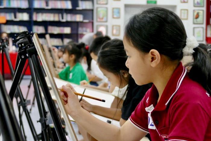 Các "họa sĩ nhí" say sưa thể hiện ý tưởng qua nét cọ.