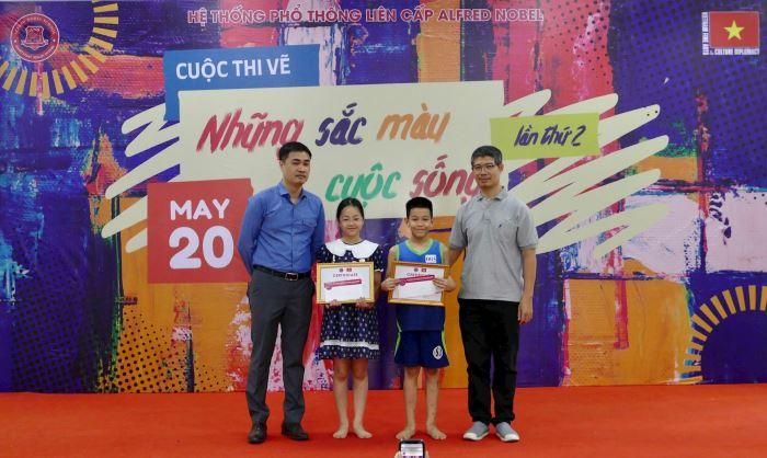 Hai thí sinh xuất sắc giành giải Nhất cuộc thi.