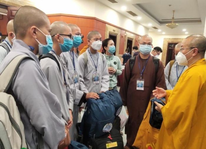 Các tình nguyện viên Phật giáo tham gia chống dịch Covid-19, tất cả vì tinh thần cộng đồng. Nguồn: vov.vn