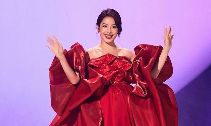 Chi Pu nổi bật khi diễn hit "Đóa hoa hồng" ở vòng đầu