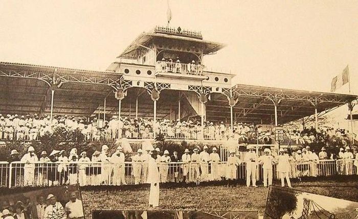 Sài Gòn -trường đua Phú Thọ. Thống chế Joffre thăm sân đua (Maréchal Joffre au champ de course)