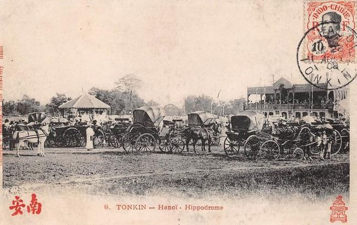 Toàn cảnh khán đài quần ngựa Hà Nội nhìn từ khu đỗ xe của quan khách