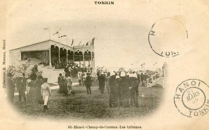 Khán đài trước trận đấu