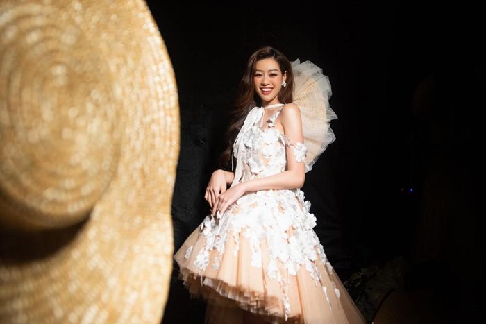 Là một trong những hoa hậu được đánh giá cao về kỹ năng catwalk, Khánh Vân không làm khán giả thất vọng với những bước đi uyển chuyển, nhẹ nhàng trong bộ váy cầu kỳ với phần đuôi lả lướt.