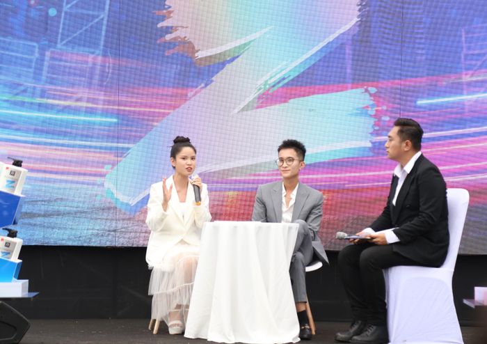  Trong khuôn khổ Ngày hội sinh viên, đông đảo bạn trẻ nội trú Ký túc xá cùng sinh viên các trường lân cận Khu đô thị ĐHQG TPHCM có dịp trải nghiệm nhiều không gian, sân chơi sôi động, lý thú. Trong ảnh: Bộ đôi sáng tạo nội dung Tizi - Đích Lép giao lưu với các bạn trẻ Gen Z về chủ đề xây dựng hình ảnh cá nhân trong cộng đồng. 
